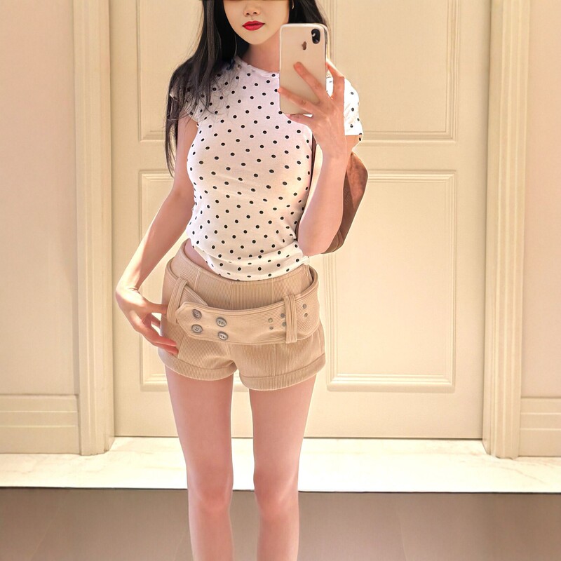 High-waisted knitted shorts for women, new summer style, beige double-button design, slimming and versatile casual shorts High-waisted knitted shorts for women, new summer style, beige double-button design, slimming and versatile casual shorts