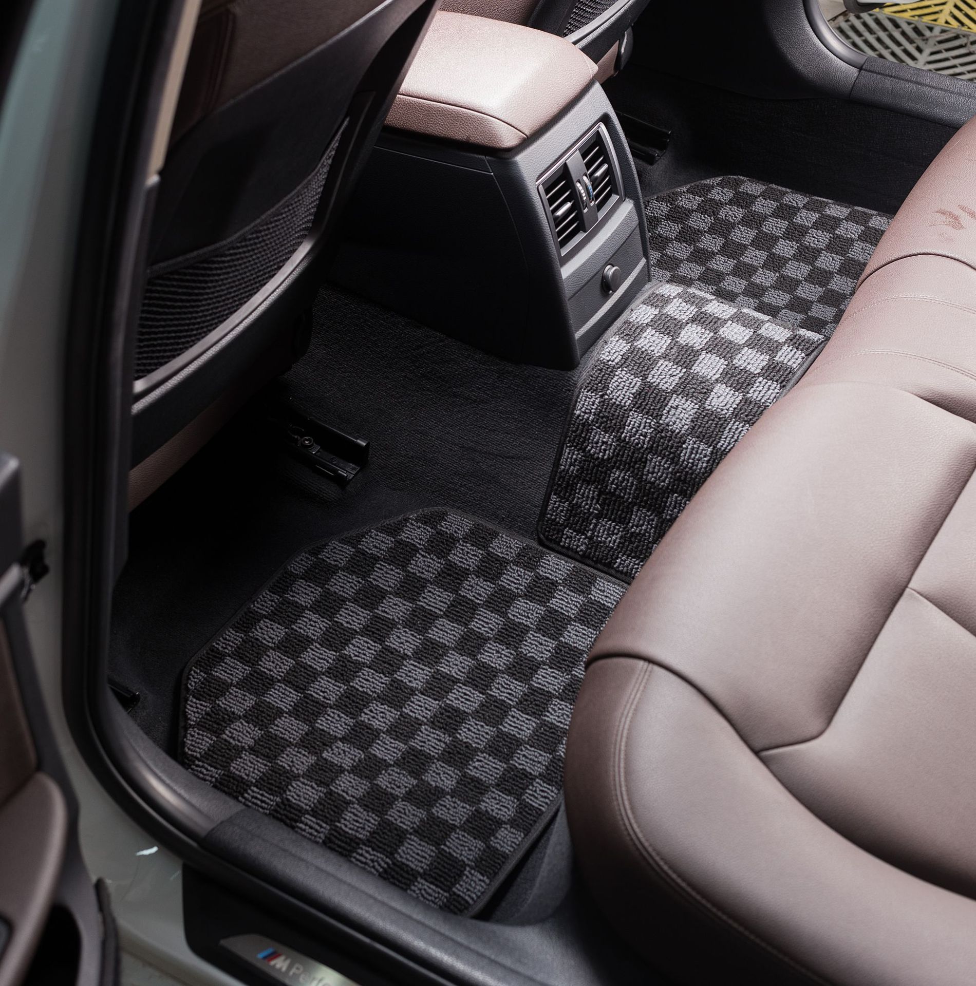 Best-selling ethnic velvet checkerboard car floor mat set of five, universal, non-slip and wear-resistant