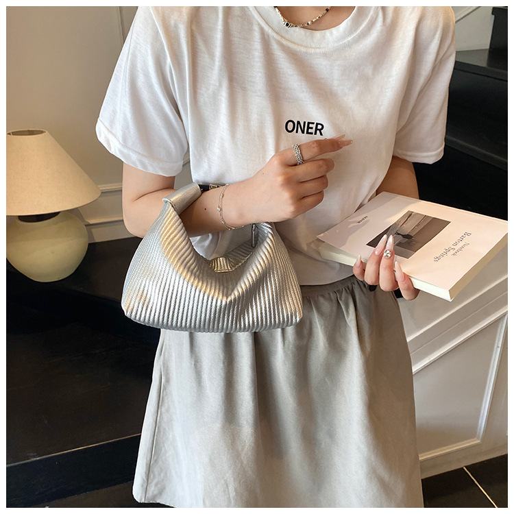 A niche hand-held pleated bag for women in the summer of 2025, a trendy and retro underarm bag, and a versatile Instagram single-shoulder crossbody bag undefined