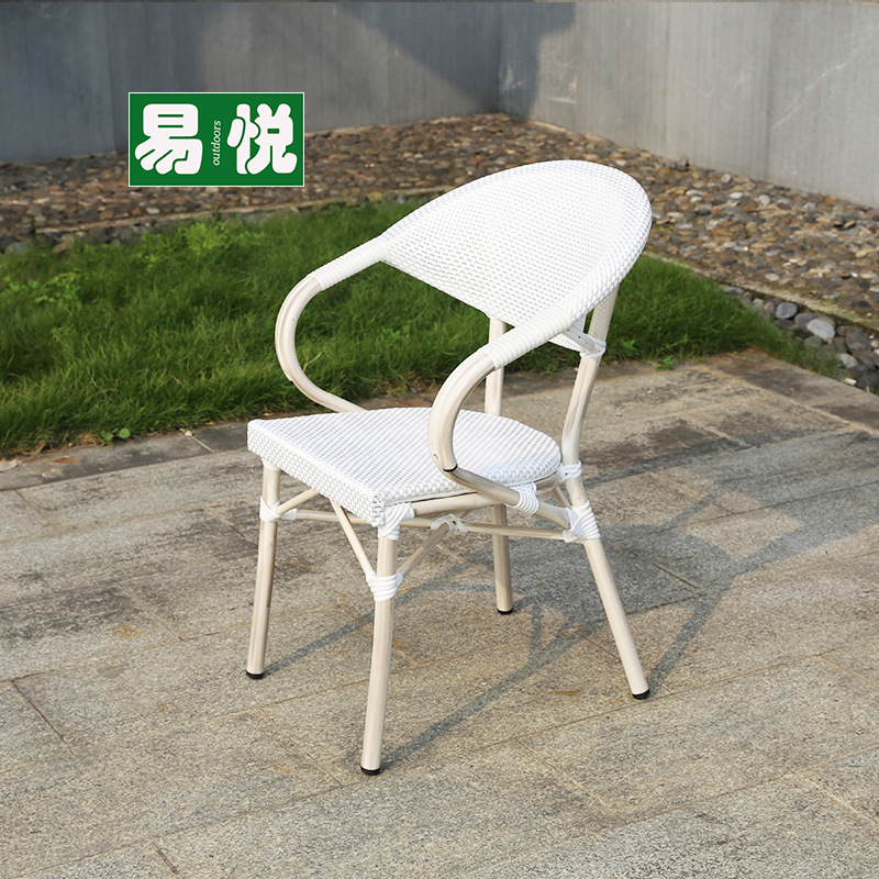 Tienda de té con leche Mesas y sillas al aire libre Sillas de mimbre de ocio de patio Juego de tres y cinco piezas Mesas y sillas exteriores de café Protector solar impermeable blanco