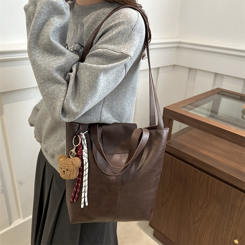 Alto sentido retro bolso de transporte de invierno 2024 nuevo versátil este año popular bolso de mano bolsa ocio