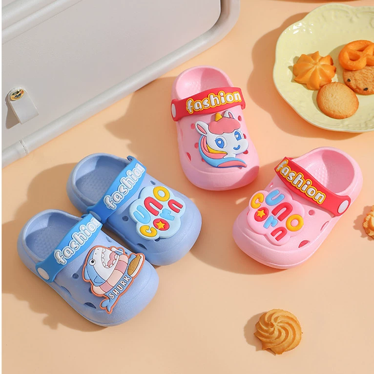 Детские пещерные туфли летом 2025 новый милый фекалий с каблуками холодные тапочки для девочек пляжные сандалии для мальчиков