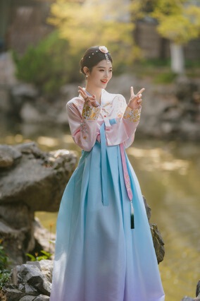 Korean traditional women's court wedding embroidered Hanbok, Korean ethnic costume, ancient costume for dance performances
