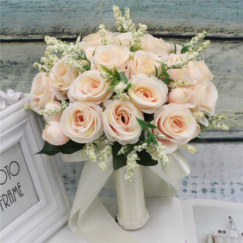手に花を持つ新婦の韓国式結婚式の領収書のシミュレーションの花束の森系のウェディングドレスの撮影の道具の手に花をささげます。|undefined