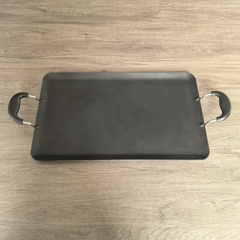 Plancha antiadherente de doble asa para parrilla y cocina al aire libre, apta para gas y llama abierta.