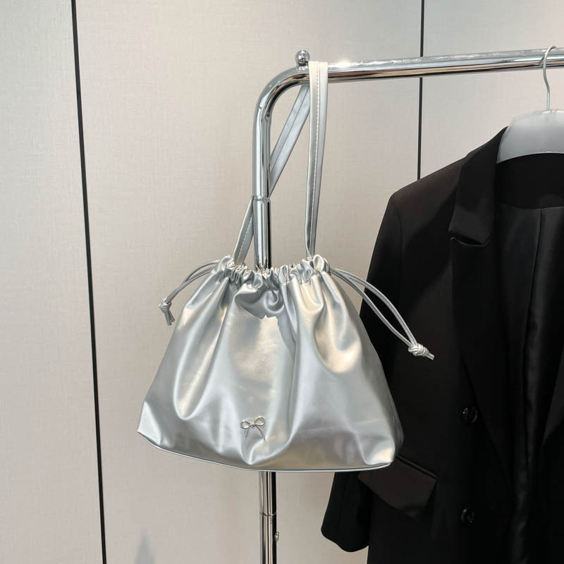 Bolsa coreana de gran capacidad bajo el bolso de tote para mujeres 2024 nuevo otoño y invierno bolso de hombro de moda versátil bolso de cubo