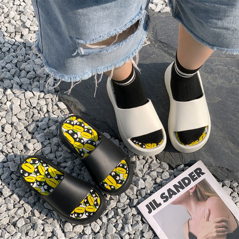 2025 новых пляжных тапочек для женщин, на толстой подошве, увеличивающие рост, нескользящие, милые и модные тапочки для женщин оптом