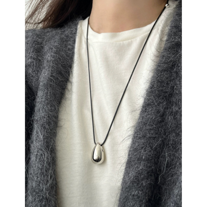 Korean Niche Minimalist Cool Style Water Drop Necklace for Women, Light Luxury High-End Black Leather Cord Long Adjustable Sweater Chain