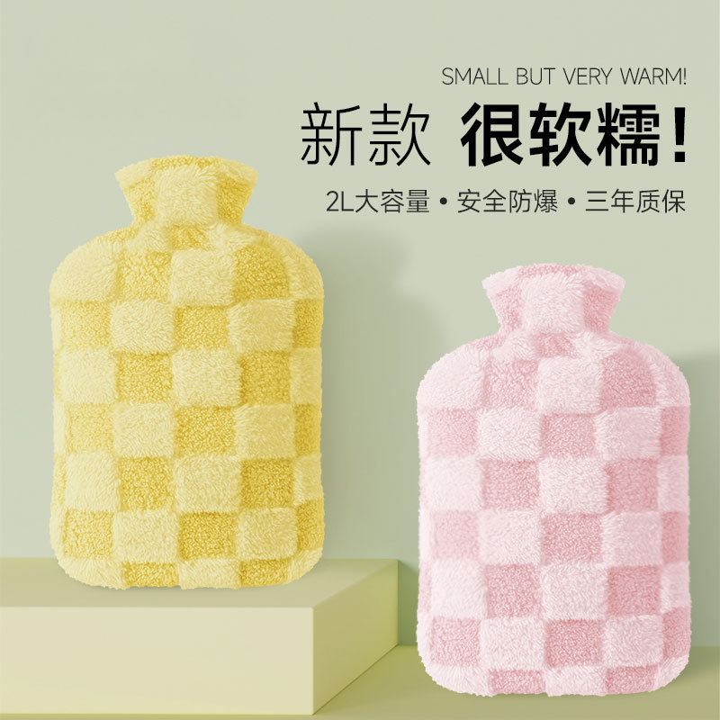 厚い湯たんぽの注水の小さいサイズの女子学生はお腹に水を入れて湯たんぽをつけて腰につけてぬいぐるみを持っています。|undefined