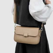 时尚包包女2025新款时尚气质简约斜挎小方包高级感百搭纯色单肩包