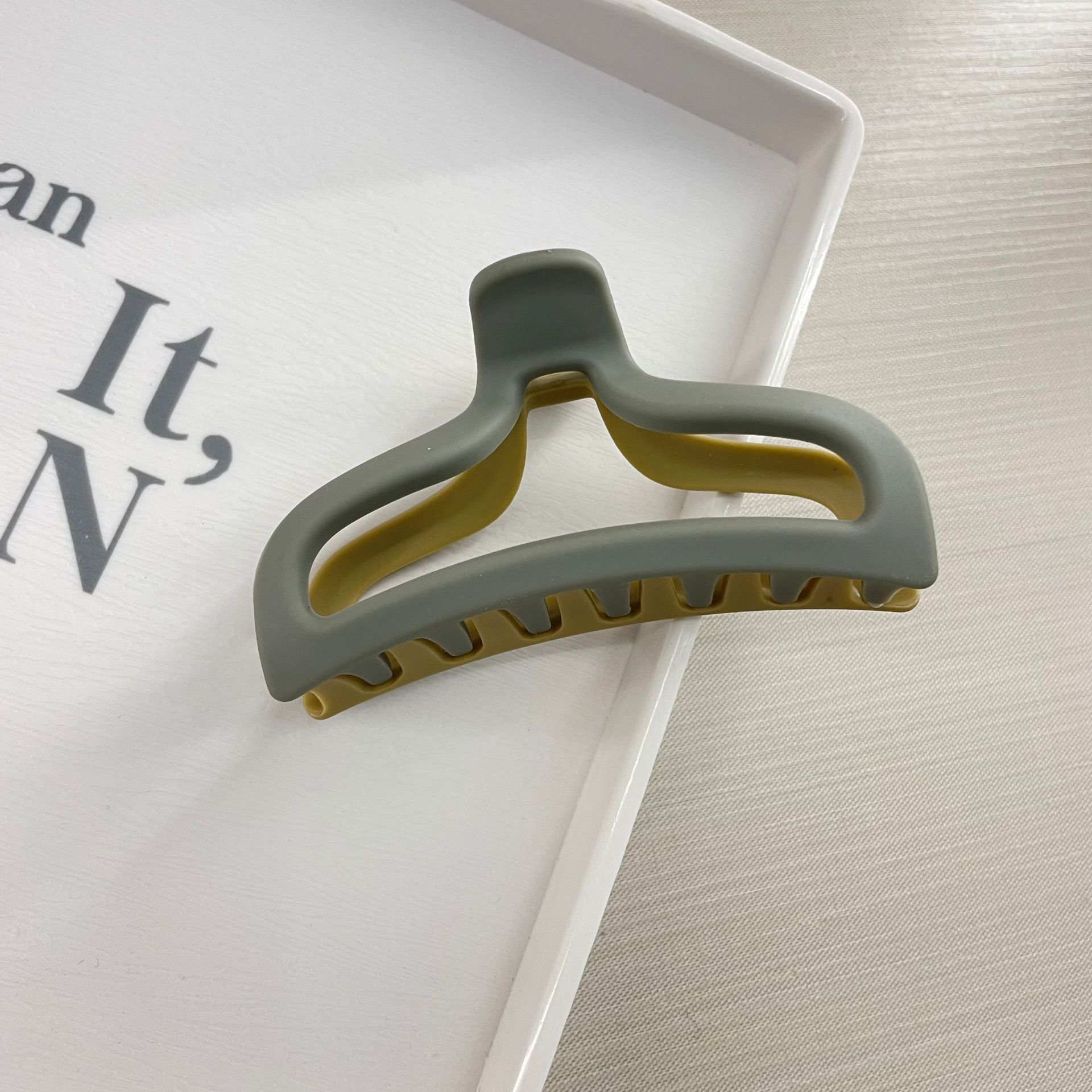 Oufeile superficie de dos colores AB textura esmerilada agarre cuchara trasera femenina alta Cola de Caballo tiburón clip accesorios para el cabello horquilla al por mayor