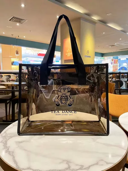 Transparent PVC tote bag, women's style, large capacity, waterproof, suitable for the gym or as a shower bag, with a brown bear pattern, fashionable and practical