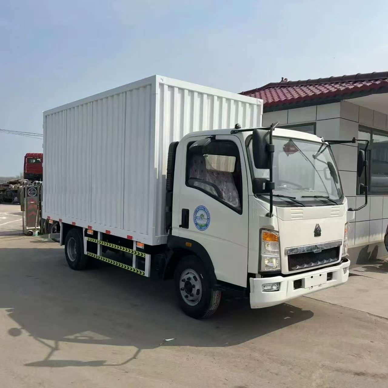Cross-border export of Sinotruk HOWO box-type trucks, HOWO closed box cargo trucks for logistics transportation in Africa