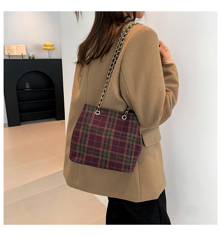 Retro and fashionable woolen texture bucket bag, large capacity commuting bag, chain check pattern casual single-shoulder crossbody women's bag undefined