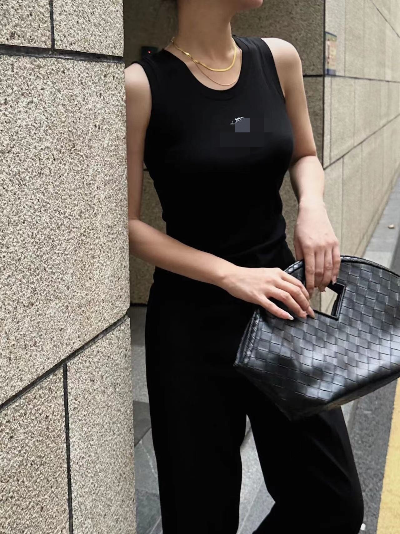 Threaded Embroidery Logo Round Neck Tank Top for Women, Slimming Inner Wear T-Shirt, Sleeveless Camisole, Versatile Base Top, New Style 25