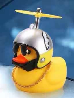 Broken Wind Duck Decoración de coche Adornos Red de coche con casco Tik Duck Little Yellow Duck Car Turbo Duck