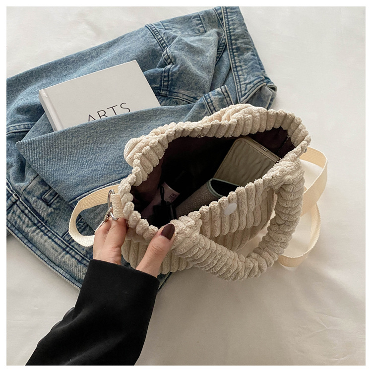 2025 New niche and fresh bucket bag, cute, fashionable and casual crossbody bag, versatile solid color handbag wholesale undefined