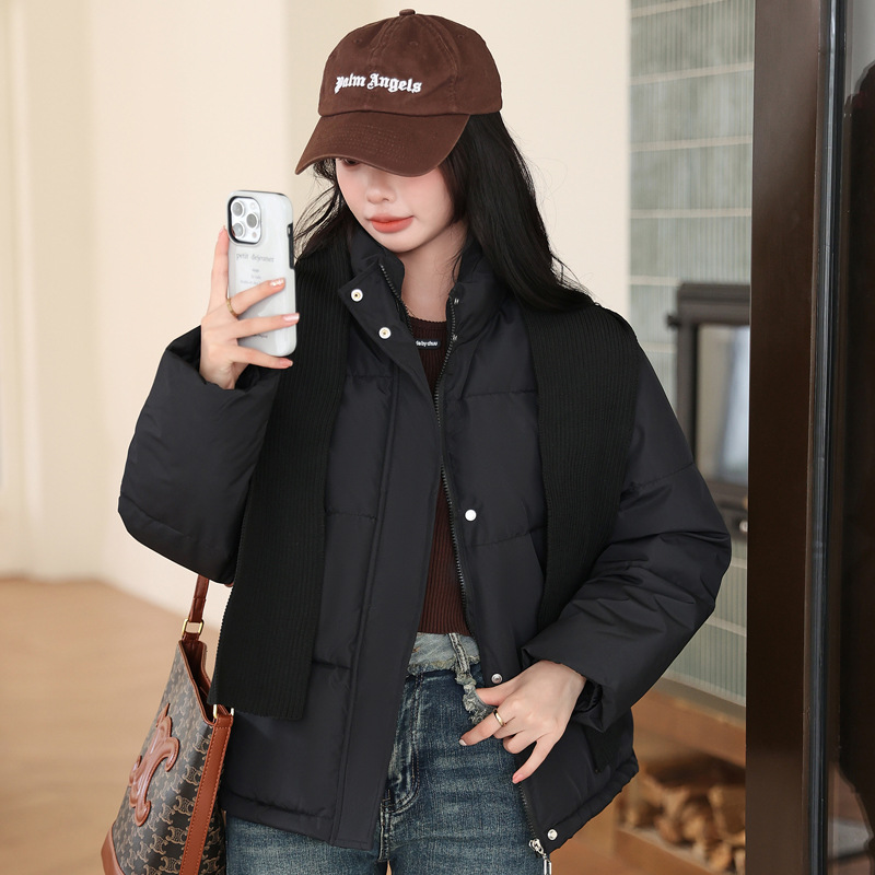 Al por mayor ropa de algodón 2025, ropa de algodón de pluma corta para mujeres nuevo otoño y invierno grueso ropa de pan chaqueta de algodón suelta