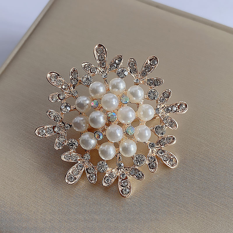 Elegant brosch med pärlor och strass för sjal damaccessoar_voghion.com