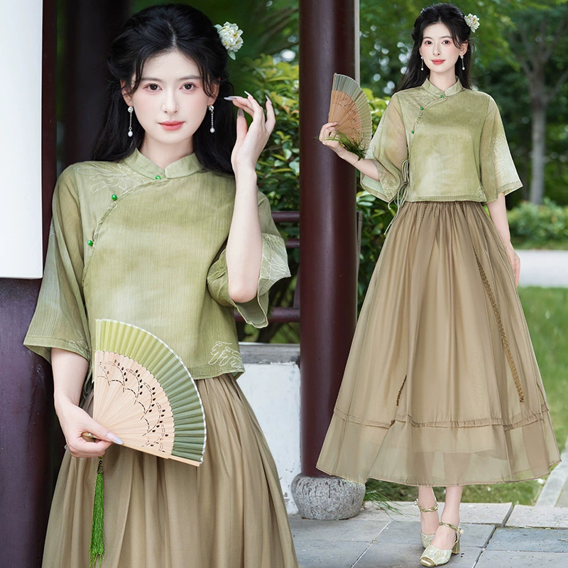 Летний костюм 2025 года в китайском стиле, новый дизайн в стиле династии Хань и Тань, с воротником-стойкой и пряжкой, улучшенный национальный стиль, топ и юбка в китайском стиле, комплект из двух предметов.