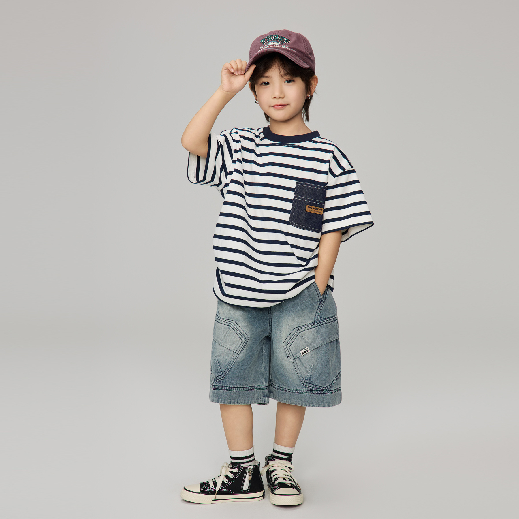 2025夏の新型子供ハンサムなデニムのポケットの半袖の上着の男の中で大きい子供のゆったりしているカジュアルなストライプのtシャツ
