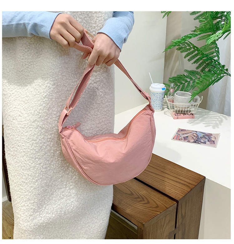 Women's Small Nylon Solid Color Streetwear Sewing Thread Dumpling Shape Zipper Underarm bag 23L display picture 2