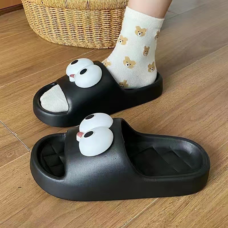 Hermosas zapatillas de pato grueso para mujeres de verano para usar anti-deslizante dibujos animados casa baño pareja zapatillas frías