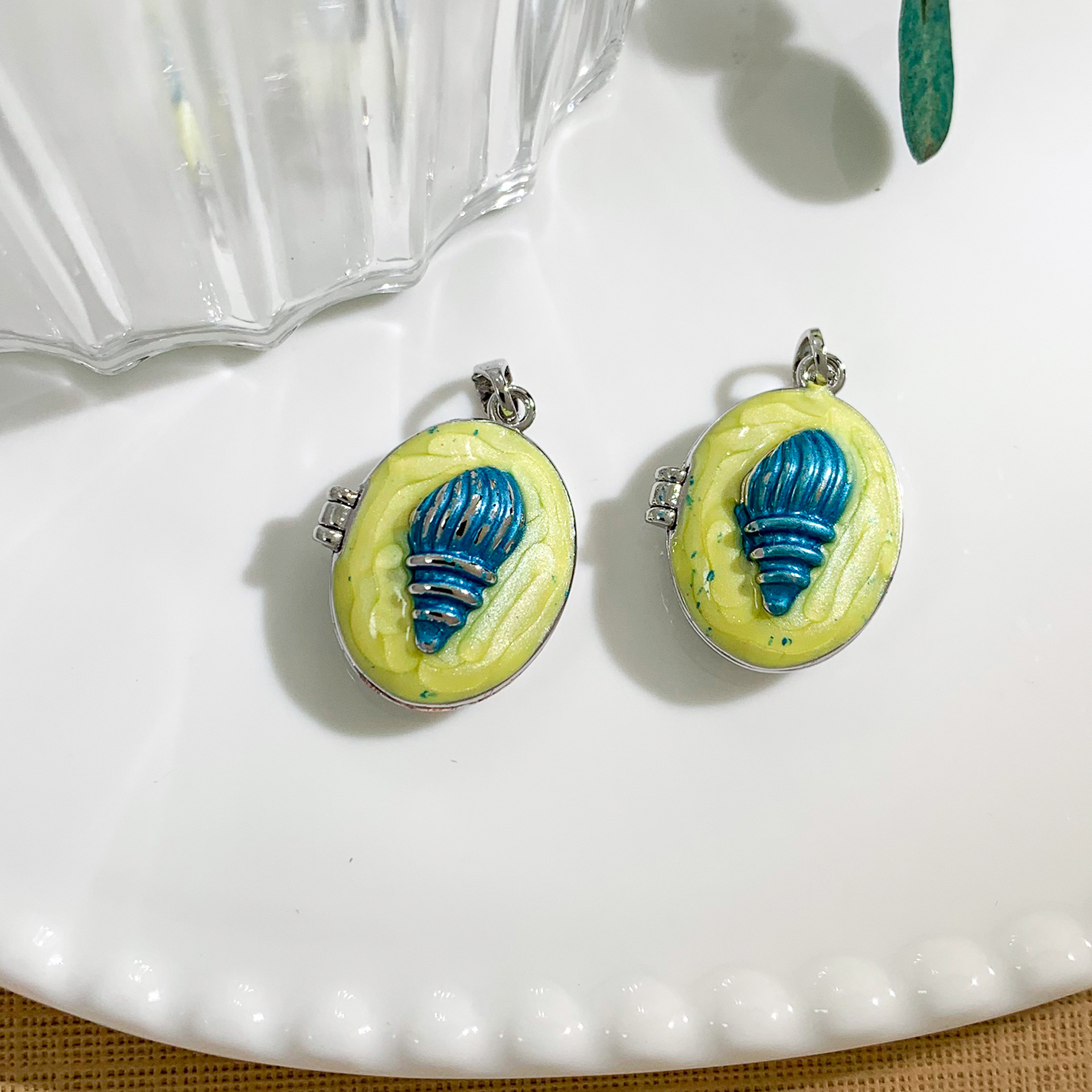 XL4544 conch photo clip pendant silver yellow