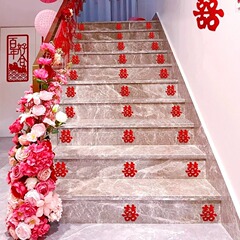 階段の階段の喜字は結婚式を貼って飾ります。