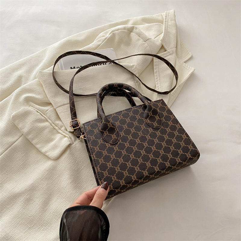 Bolso de diseño de nicho de alto nivel para mujeres 2024 nueva moda versátil bolso de hombro portátil cuadrado pequeño