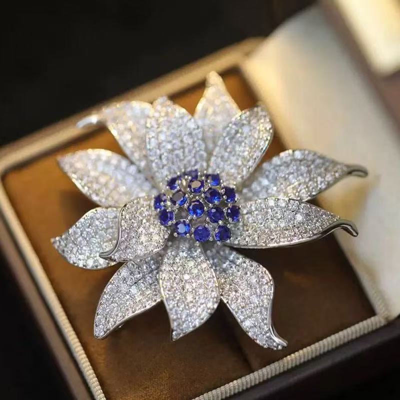 Spilla a fiore di lusso con zirconi per donna elegante accessorio spilla_voghion.com