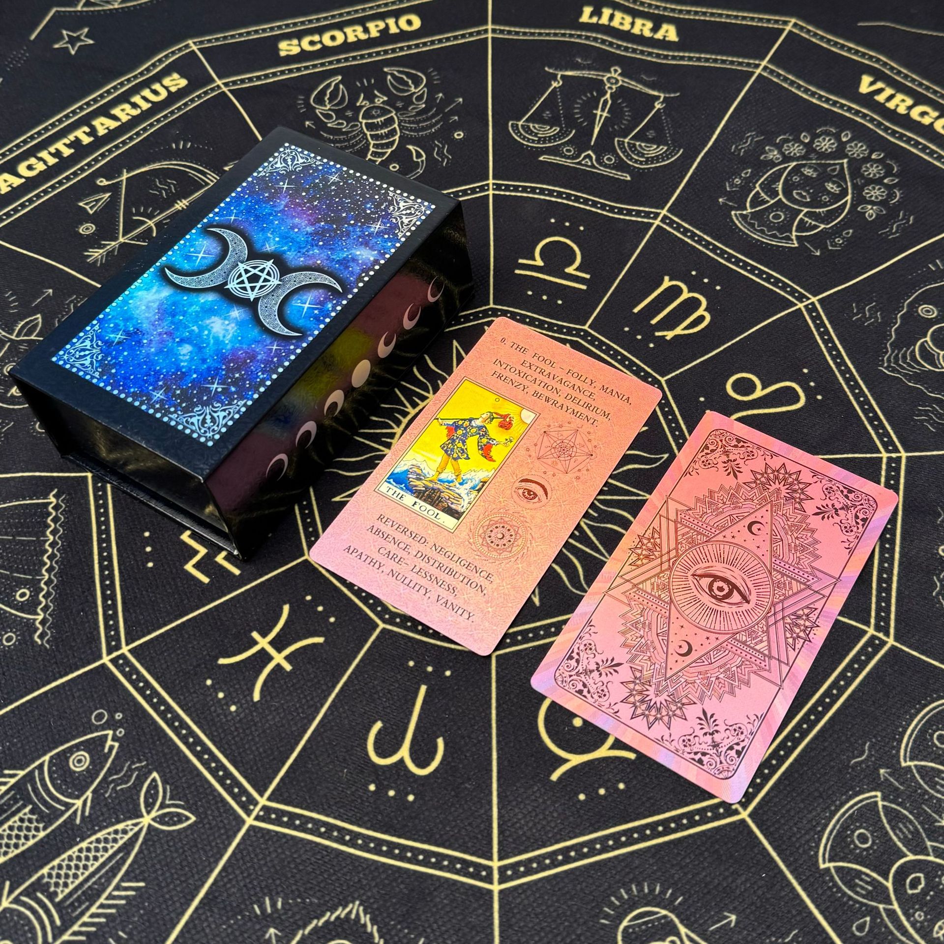 Suministro transfronterizo de lámina de oro Tarjeta de tarot Carlo tarjeta Torre libro tarot impresión en color PVC impermeable manual juego de mesa mantel