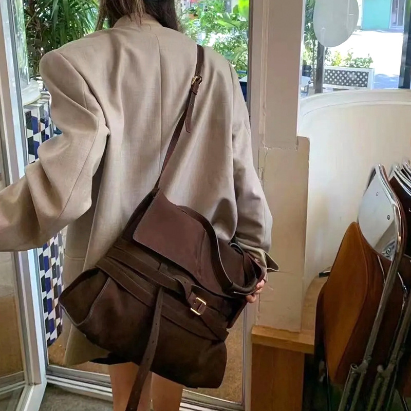 La correa de nicho de primavera 2025 lleva una bolsa de hombro con hebillas, una bolsa de hombro con hebillas, una bolsa de hebillas magnéticas y una bolsa especial bajo la axila.