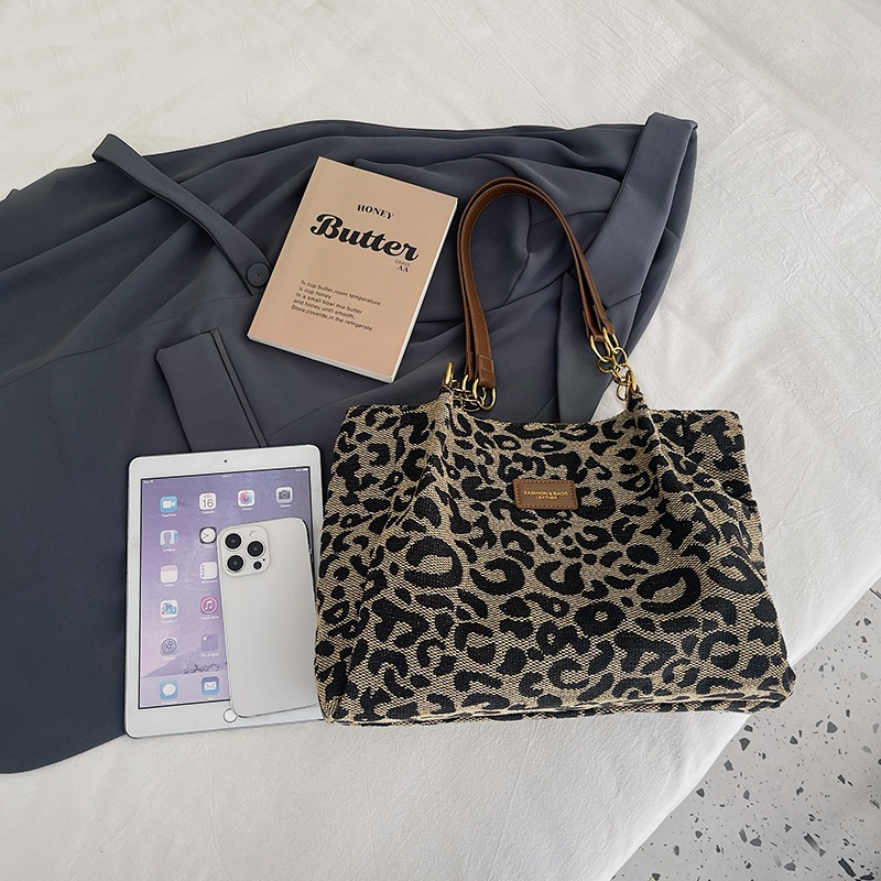 Bolso de punto simple transfronterizo bolso de mujer bolso de hombro 2024 nueva cadena bolso de estilo europeo y americano bolso de leopardo de moda