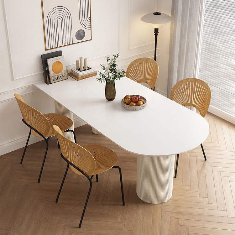 Mesa de comedor de roca de viento de crema combinación de mesa de comedor tipo isla de pequeña casa en una mesa de comedor simple mesa de comedor doméstica contra la pared