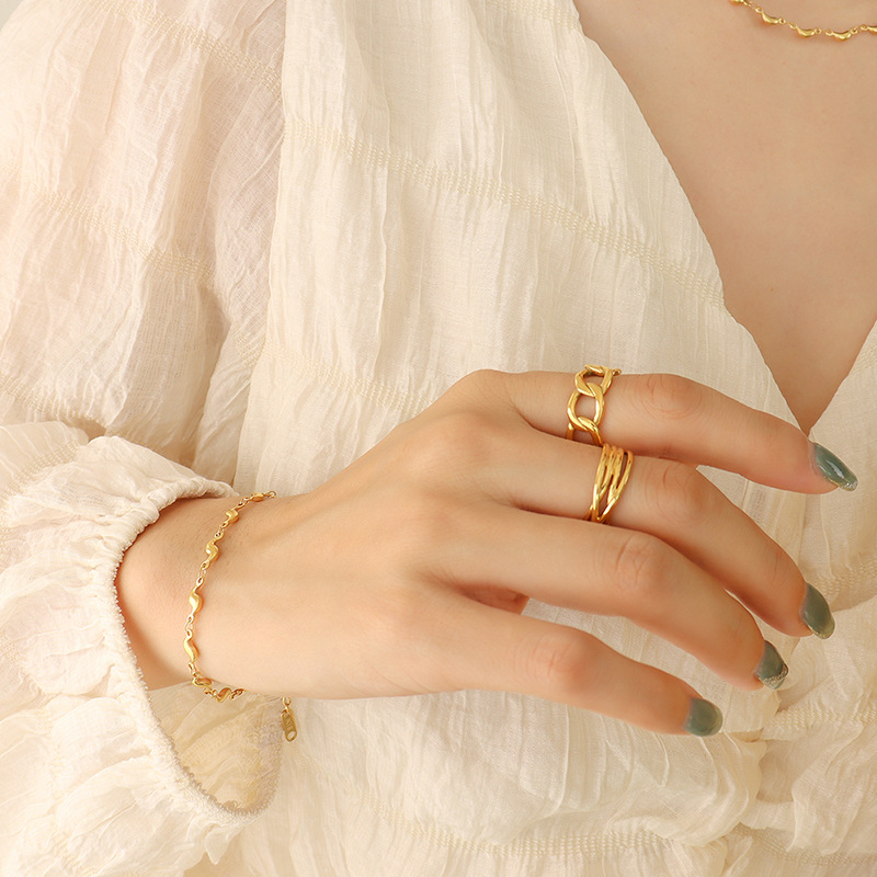 Conjunto de joyería transfronteriza chapada en oro, pequeño animal fresco y dulce europeo y americano, colgante de delfín, collar, material de acero de titanio