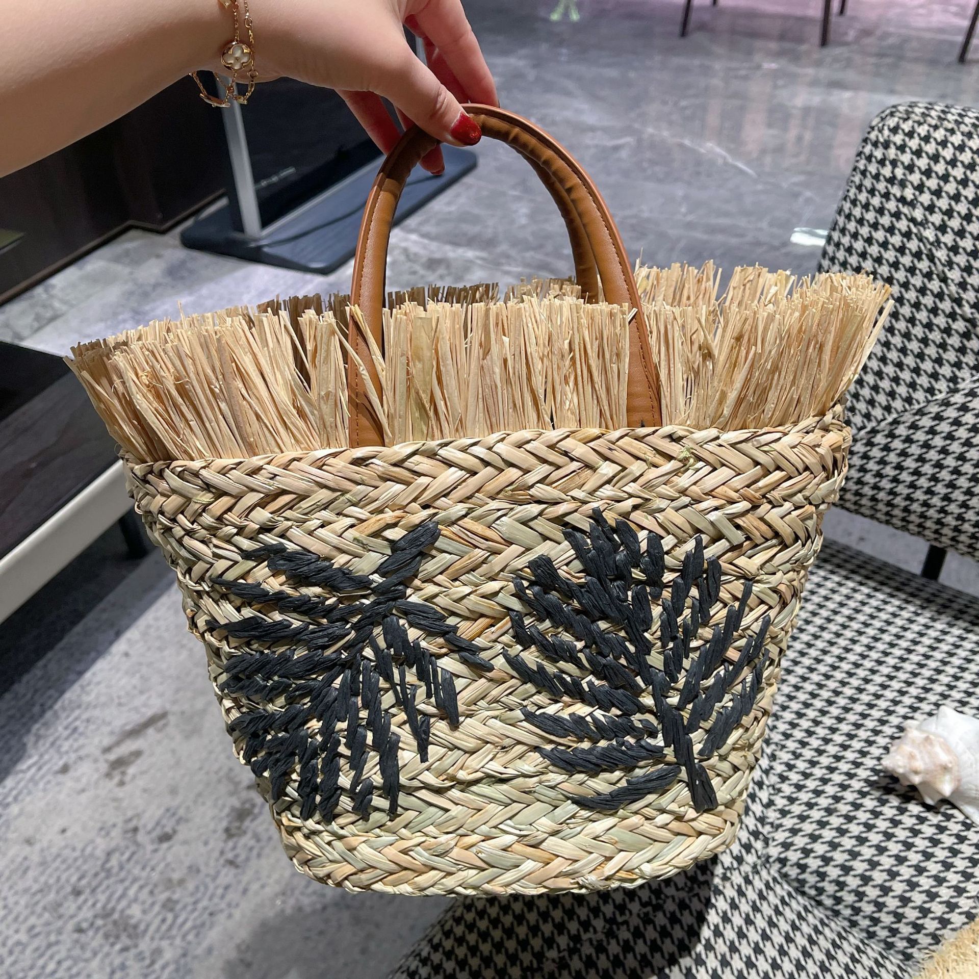 超大容量沙滩包水草编织包绣花白色树叶拉菲草毛毛流苏手提单肩女