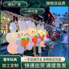 2025露店の爆発物はウサギの提灯の風船を手にして写真を撮る街で熱いネットの赤い露店の卸売り材料の夜市を売ります。
