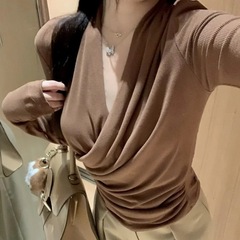 純粋な欲望の気質の大きいvネックの長袖の上着のtシャツの頭の交差する短い上着の女性の春の修身は腰の底のシャツを収めます。
