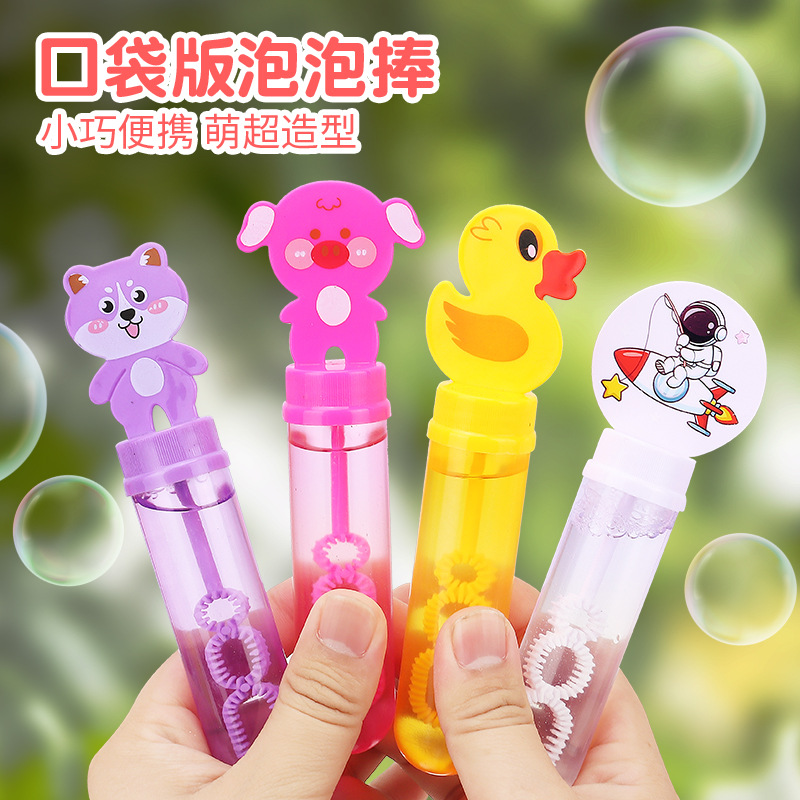 Mini barra de burbujas para niños sosteniendo un pequeño pato amarillo máquina de burbujas dispositivo de burbujas niños y niñas puestos callejeros juguetes al por mayor