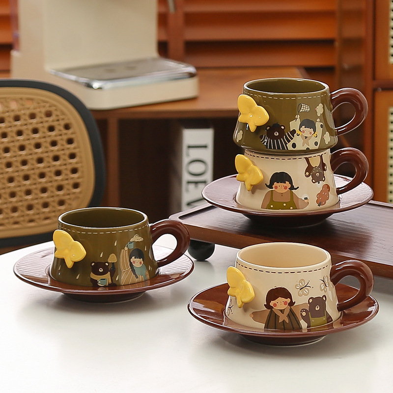 レトロ軽くて豪華な陶磁器のコーヒーカップのセットの高級感があります。|undefined