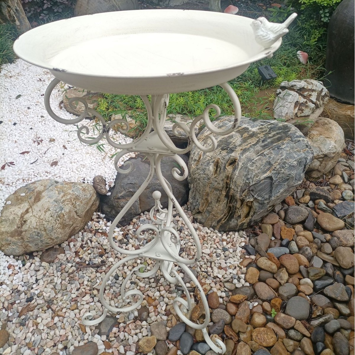 흰색과 오래된.