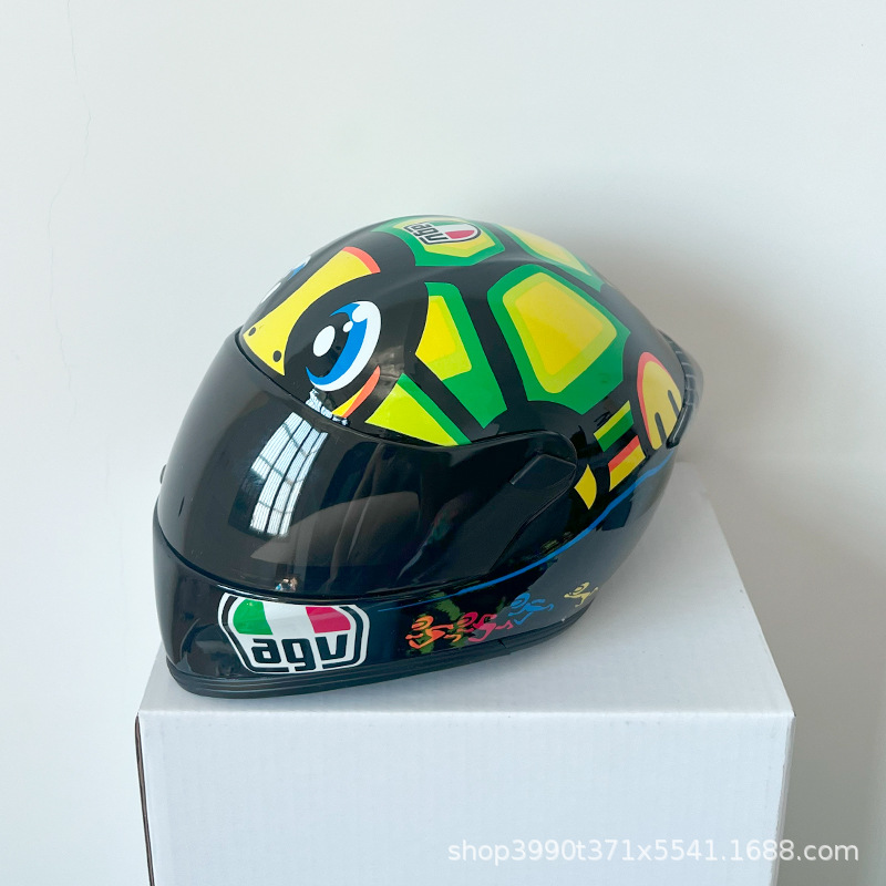 Motocicleta oso casco muñeca tensión oso gato afortunado motocicleta cola caja asiento trasero decoración modelo casco pequeño