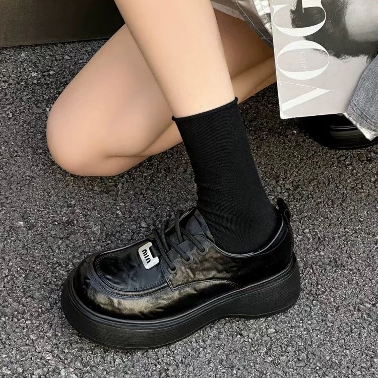 Giày loafer nữ đế dày bánh xốp phong cách retro Anh Quốc — Màu đen