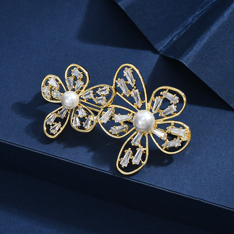 Otoño y invierno nuevo broche de alto nivel nicho ligero lujo traje flor de pecho creativo flor perla ropa de pines de combinación
