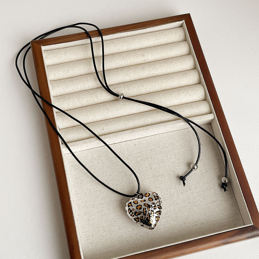 19g Weight Resin Pendant Material Pendant Necklace Classification Wax line Chain Material Woven Chain Chain Type 1 Piece Quantity Daily Occasion Resin, Wax line Material Star, Heart Shape, Leopard Pattern Women's Gender Retro Style Retro Star Heart Shape Leopard Resin Wax Line Woven Chain Pendant Necklaces Wholesale 14