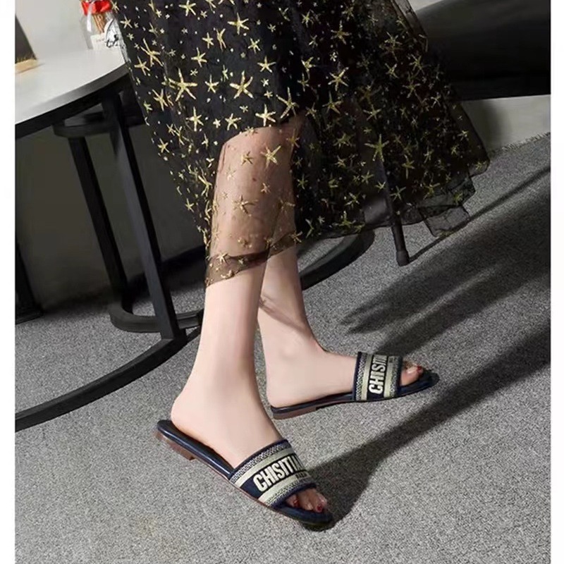 D casa con el mismo estilo zapatillas bordadas con letras para mujer 2022 primavera y verano nuevo estilo de cuero todo fósforo sandalias y zapatillas de playa de fondo plano