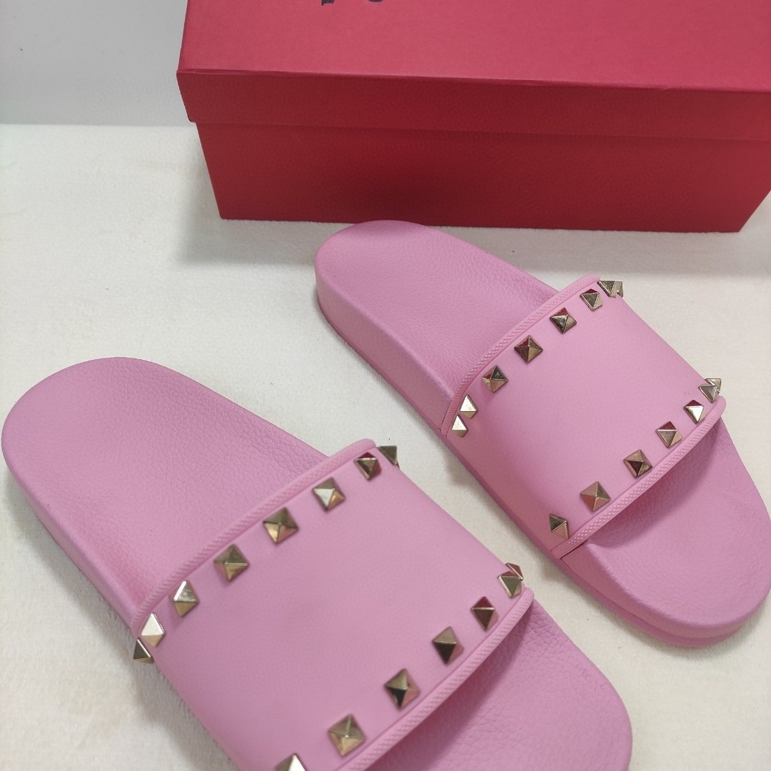New Rivet Non-Slip Versatile Couple Outdoor Beach Unisex Personality One-Word Slippers_vogvips.com