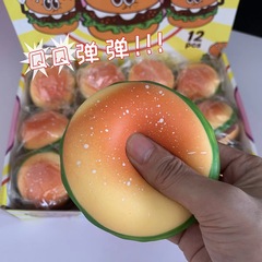 創意的なハンバーグのつまみと音楽を解消してボールの小麦粉をつぶします。
