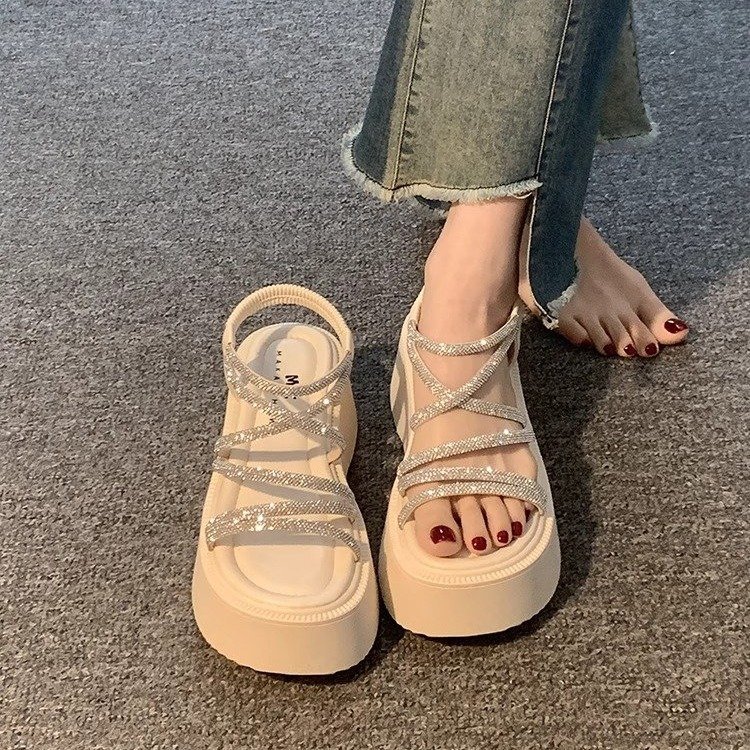 Sandalias para mujer 2025 nuevo verano súper fuego hermoso con falda salvaje sin pies cansados zapatos romanos de suela gruesa